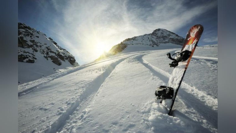 'Sochida snoubordchi qiz 2,5 metrlik qorli chuqurga tushib ketdi'ning rasmi