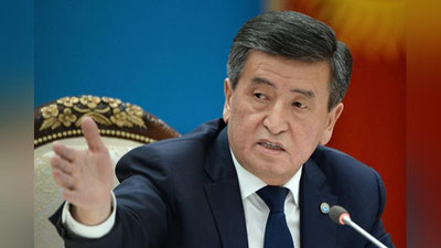 'Qirg`iziston prezidenti vazifasini bajaruvchi Sadir Japarov iste`foga chiqqan Jeenbekovga sobiq prezident maqomini berish haqidagi farmonni imzoladi'ning rasmi