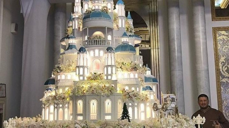 Изрображение 'ГИГАНТСКИЙ ТОРТ ЗА $179 ТЫСЯЧ ЗАКАЗАЛИ НА СВАДЬБУ В ШЫМКЕНТЕ (ВИДЕО)'