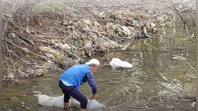 Изрображение 'Под Ташкентом нарушитель, сбросивший мусор в канаву, убрал его за собой и заплатил штраф'