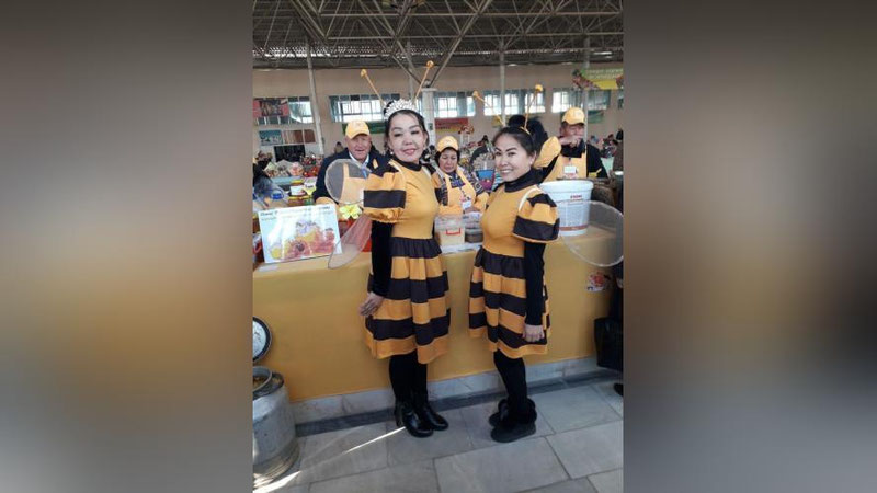 'Nukusda "Asal bayrami" bo`lib o`tmoqda (foto)'ning rasmi