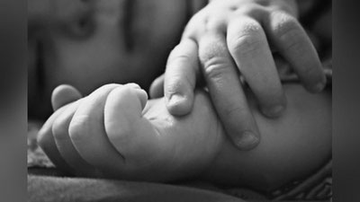 '26 YoShLI OTA O`Z BOLASINI SUVGA ULOQTIRDI. BUNGA ShUBHA SABAB BO`LGANMI  YoKI?'ning rasmi