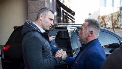 'Shvarsenegger va Klichko Kiev bo`ylab sayr qilishdi'ning rasmi