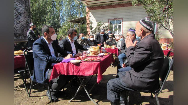 'Farg`ona viloyati hokimi So`xga qilgan tashrifi chog`ida ikki yoshning nikoh to`yida ishtirok etdi'ning rasmi