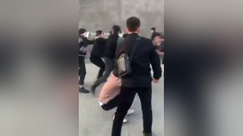 Изрображение 'Массовая драка между школьниками в Ташкенте попала на видео'