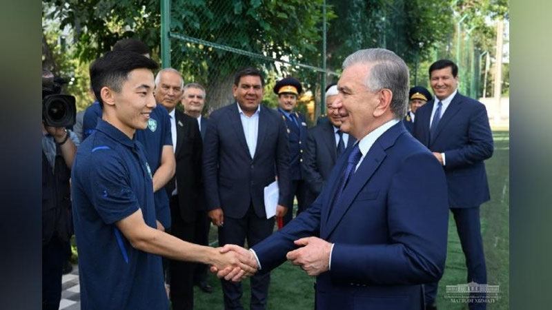 'Президент пойтахтдаги Дилбоғ маҳалласида бўлиб, аҳоли турмуш шароити билан танишди'ning rasmi