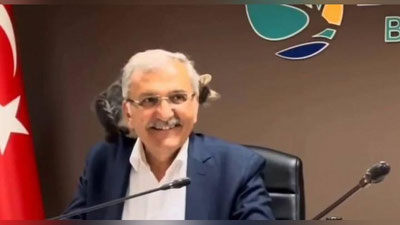 Изрображение 'Котенок залез на мэра города в Турции во время совещания (видео)'