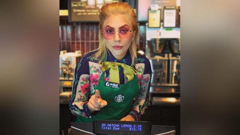 Изрображение 'ЛЕДИ ГАГА УСТРОИЛАСЬ НА РАБОТУ В STARBUCKS'