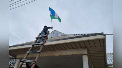 'Navoiy shahrida davlat bayroqlari uylarning fasadlari va kirish joylariga o`rnatilmoqda'ning rasmi