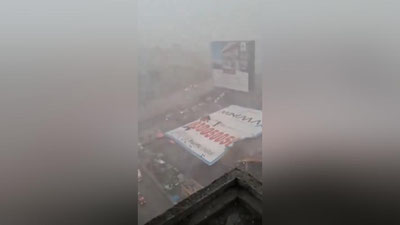 Изрображение 'В Мумбаи упавший во время пыльной бури рекламный щит задавил 4 человек (видео)'