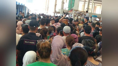 Изрображение 'На рынках Ташкента выстраиваются гигантские очереди за сахаром (видео)'