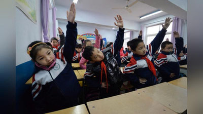 'O`qituvchi to`polonchi bolalarni o`z-o`zini jazolashga majbur qildi'ning rasmi