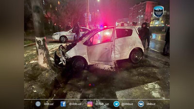 Изрображение 'В Ташкенте "Spark" загорелся после ДТП: водитель и пассажир госпитализированы'