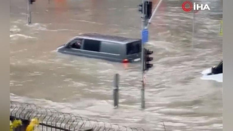 'Istanbul ko`chalari kuchli yomg`irdan keyin daryolarga aylanadi(video)'ning rasmi