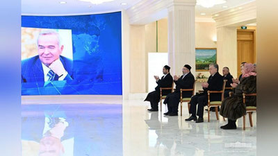 'Shavkat Mirziyoev O`zbekistonning Birinchi Prezidenti xotirasiga hurmat ko`rsatdi (foto)'ning rasmi