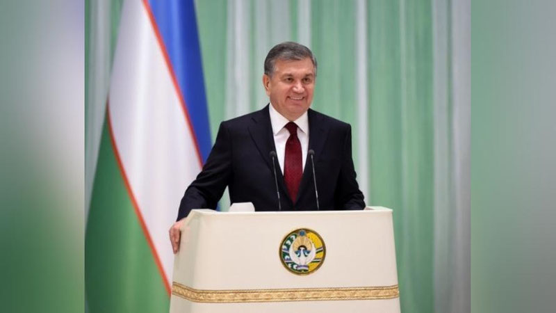 'ShAVKAT MIRZIYoEV TURLI UNVONLAR, ORDEN VA MEDALLARNI O`Z EGALARIGA TOPShIRDI'ning rasmi