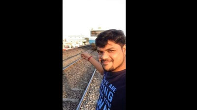 Изрображение 'ИНДУС СНЯЛ НА ВИДЕО, КАК ЕГО СБИВАЕТ ПОЕЗД'