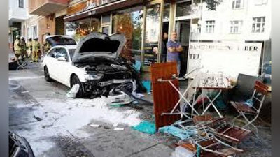 'Berlinda haydovchi mashinani qahvaxonaga ustiga haydadi'ning rasmi