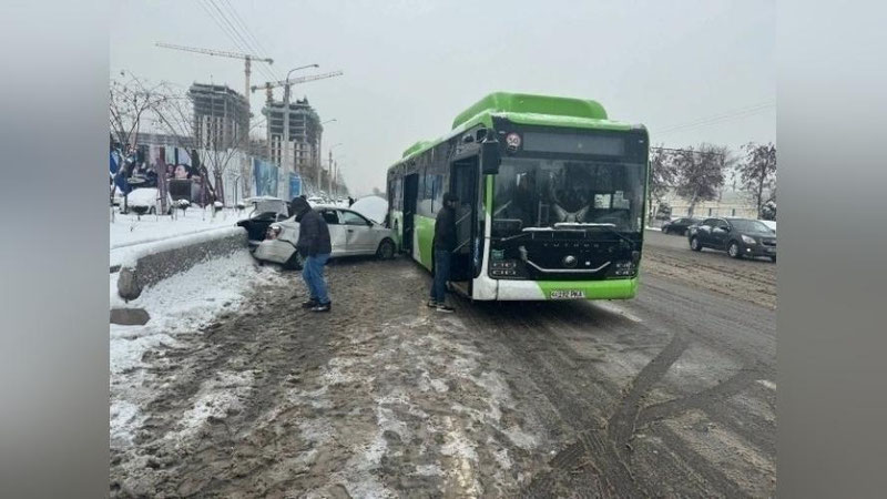 'Toshkentda 2 ta elektrobus va Cobalt ishtirokida YTH sodir bo`ldi'ning rasmi