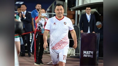 'Qirg`iziston Prezidenti “Barselona” klubi afsonalariga qarshi futbol o`ynaydi'ning rasmi