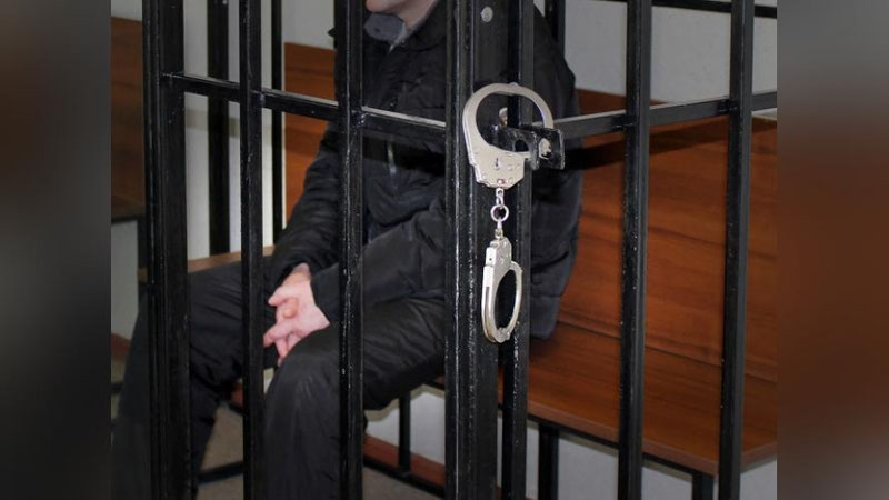 'Чирчиқ шаҳрида мактаб ўқувчисига тегажонлик қилган 52 ёшли эркак беш суткага қамалди'ning rasmi