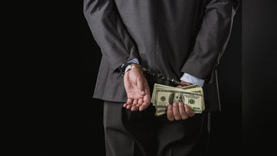 'Bektemir tuman aholi bandligiga ko`maklashish markazi direktori kelishilgan 30 ming AQSh dollaridan 10 ming dollarini olayotib, qo`lga tushdi'ning rasmi