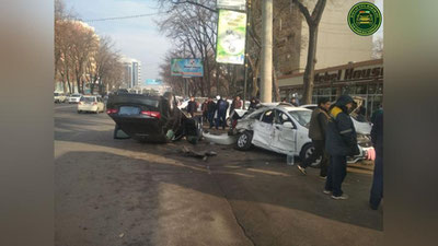 'Poytaxtda boshqaruvni yo`qotgan "Malibu" haydovchisi to`xtab turgan ikki "Lasetti"ga urildi'ning rasmi