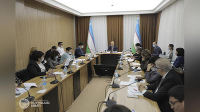 'Senatorlar reproduktiv salomatlik darslari aksariyat maktablarda nomutaxassis pedagoglar tomonidan o`qitilayotganligiga e`tiroz bildirishdi'ning rasmi