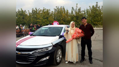 'Farg`ona viloyati hokimi paxta etishtirishga ko`maklashgan tadbirkorning onasiga “Malibu” sovg`a qildi'ning rasmi