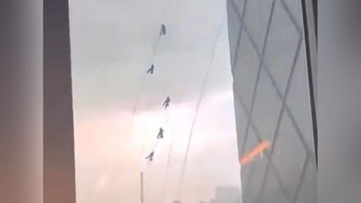 Изрображение 'Мойщики окон стали заложниками внезапного сильного шторма в Китае (видео)'