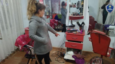 'Namanganda voyaga etmagan qizaloq go`zallik salonini “sipirib ketdi"'ning rasmi