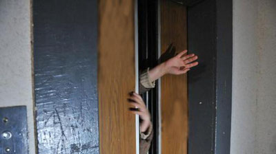 'Toshkentda ko`p qavatli uyning liftida voyaga etmagan qizlarni ta`qib qilgan erkakka hukm o`qildi'ning rasmi