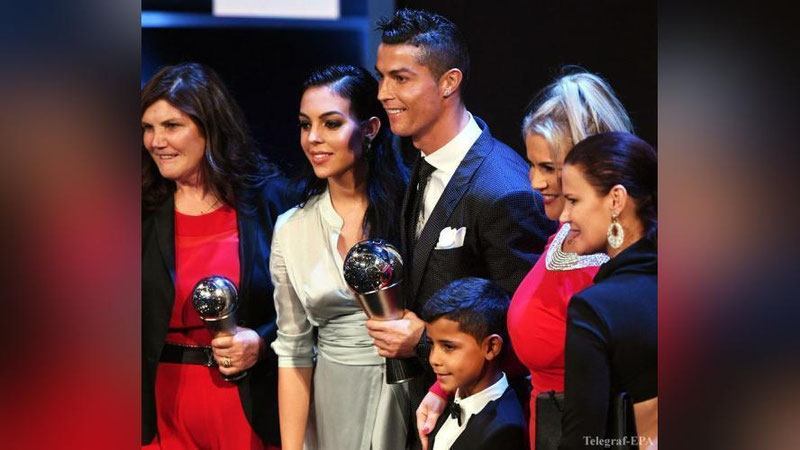 'FUTBOL YuLDUZLARI RAFIQALARI BILAN  FIFA MAROSIMIDA (FOTO)'ning rasmi