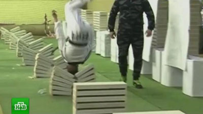 '​Bosniyalik 16 yoshli sportchi 35 soniyada boshi bilan 111 ta beton blokni sindirdi (Video)'ning rasmi