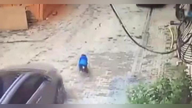 'Onasining mashinasi tagida qolib ketgan 3 yashar bolakay tirik qoldi (Video)'ning rasmi