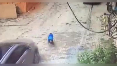 'Onasining mashinasi tagida qolib ketgan 3 yashar bolakay tirik qoldi (Video)'ning rasmi