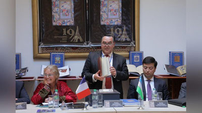 '​O`zbekiston delegasiyasi  Mirzo Ulug`bekning Fransiyada saqlanayotgan kitobi bilan tanishdi'ning rasmi