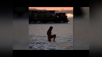'Музлаган Каспий денгизига тушган аёл ижтимоий тармоқни ҳайратга солди (видео)'ning rasmi