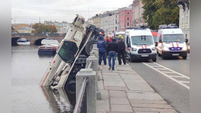 'Haydovchining aybi bilan avtokran daryoga quladi'ning rasmi