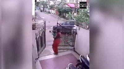 Изрображение 'ДЕВОЧКА В ИНДИИ ЧУДОМ ВЫЖИЛА ПОД КОЛЕСАМИ АВТОМОБИЛЯ (ВИДЕО)'