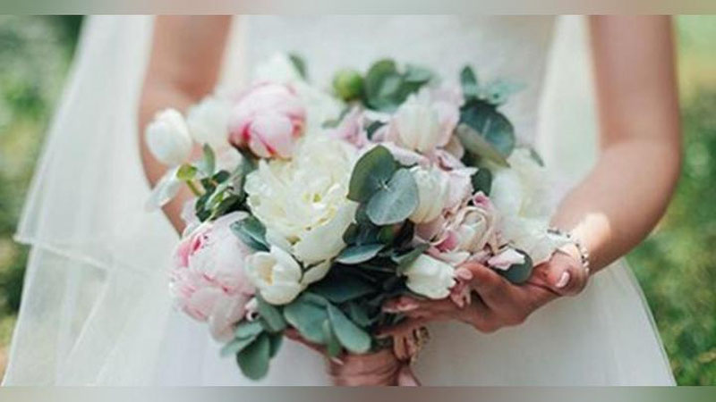 'Yigit guldastani tutib olgan kelinning dugonasidan qochib qutuldi (Video)'ning rasmi