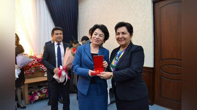 '"Mo``tabar ayol" ko`krak nishoni o`zining ilk egalariga topshirildi'ning rasmi