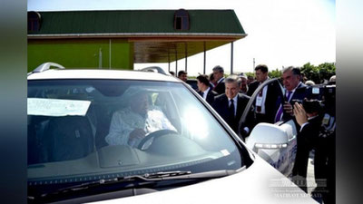 'Shavkat Mirziyoev "Captiva" sovg`a qilgan tojikistonlik Kamol ota Madumarov bilan suhbat'ning rasmi