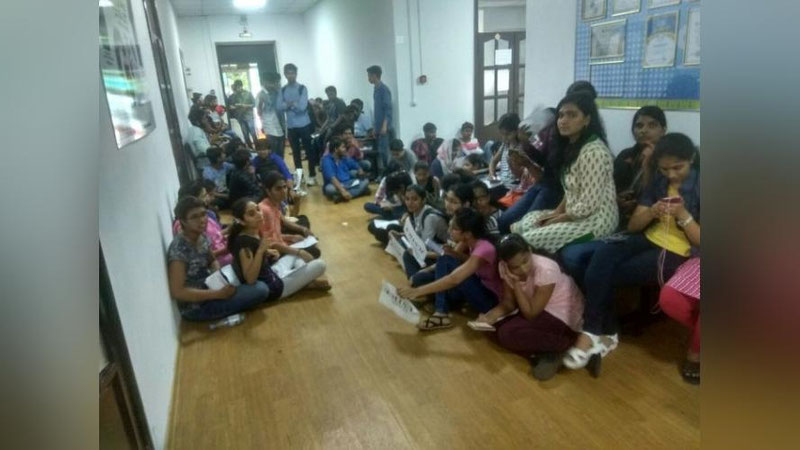 '​Олматидаги тиббиёт университетининг чет эллик талабалари норозилик намойишини ўтказди (видео)'ning rasmi