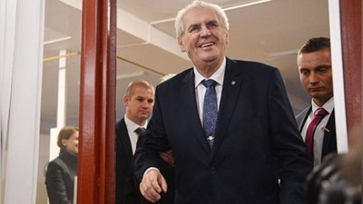 'Чехия раҳбари Милош Земан президентлик сайловининг биринчи турида етакчилик қилди'ning rasmi