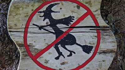 '​Caxalin aholisi 26 yoshli ayolni jodugarlikda ayblab, uyiga o`t qo`ydi'ning rasmi