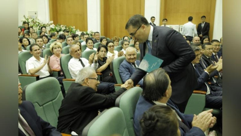 'Adliya vaziri ustoz va murabbiylarni kasb bayrami bilan qutladi'ning rasmi