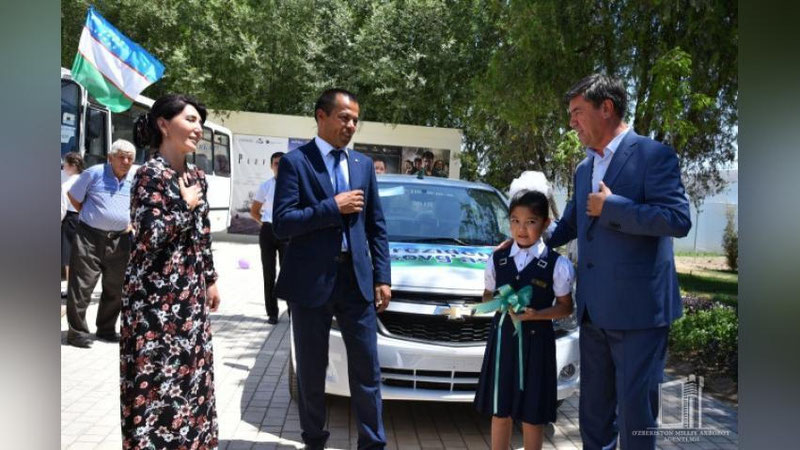 '5 tashabbus haqida she`r o`qigan o`quvchiga Prezident sovg`asi – “Kobalt” avtomobili topshirildi'ning rasmi