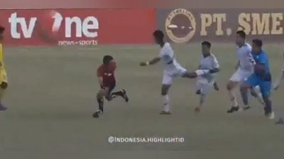 Изрображение 'В ИНДОНЕЗИИ АРБИТРУ НАДАВАЛИ ПИНКОВ ЗА НАЗНАЧЕННЫЙ ПЕНАЛЬТИ (ВИДЕО)'