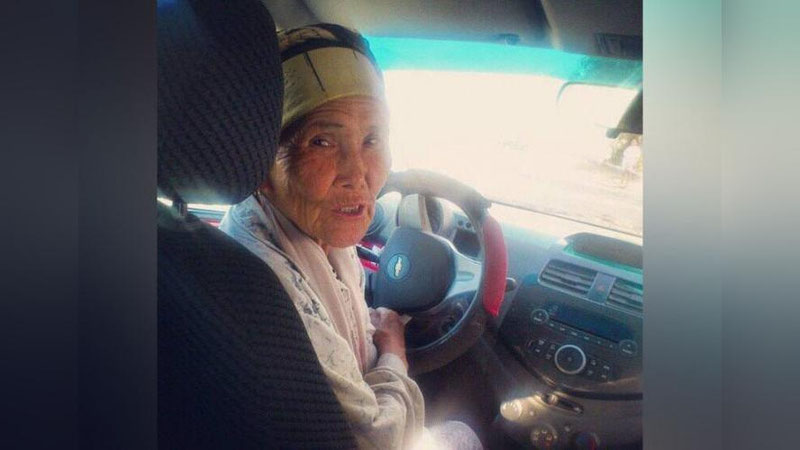 Изрображение 'НУКУССКАЯ БАБУШКА-ТАКСИСТКА ПРОСЛАВИЛАСЬ БЛАГОДАРЯ СОЦСЕТЯМ'